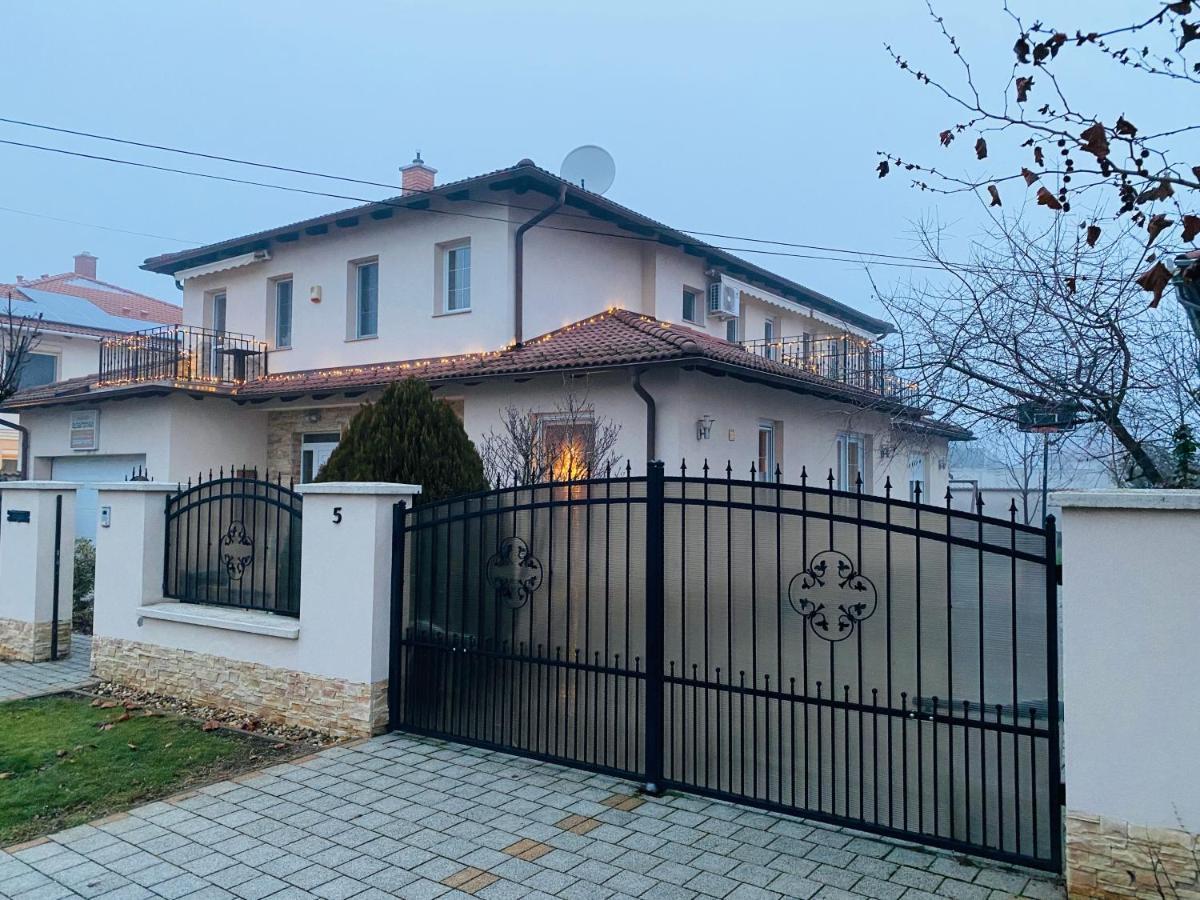 Aura Apartman Hajdúszoboszló Buitenkant foto
